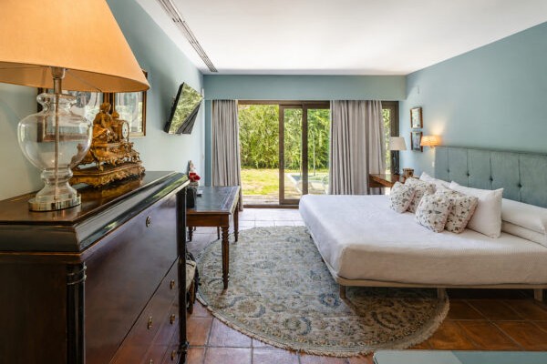 Piscina privada de una suite de Hotel Boutique Pinar en Cuenca