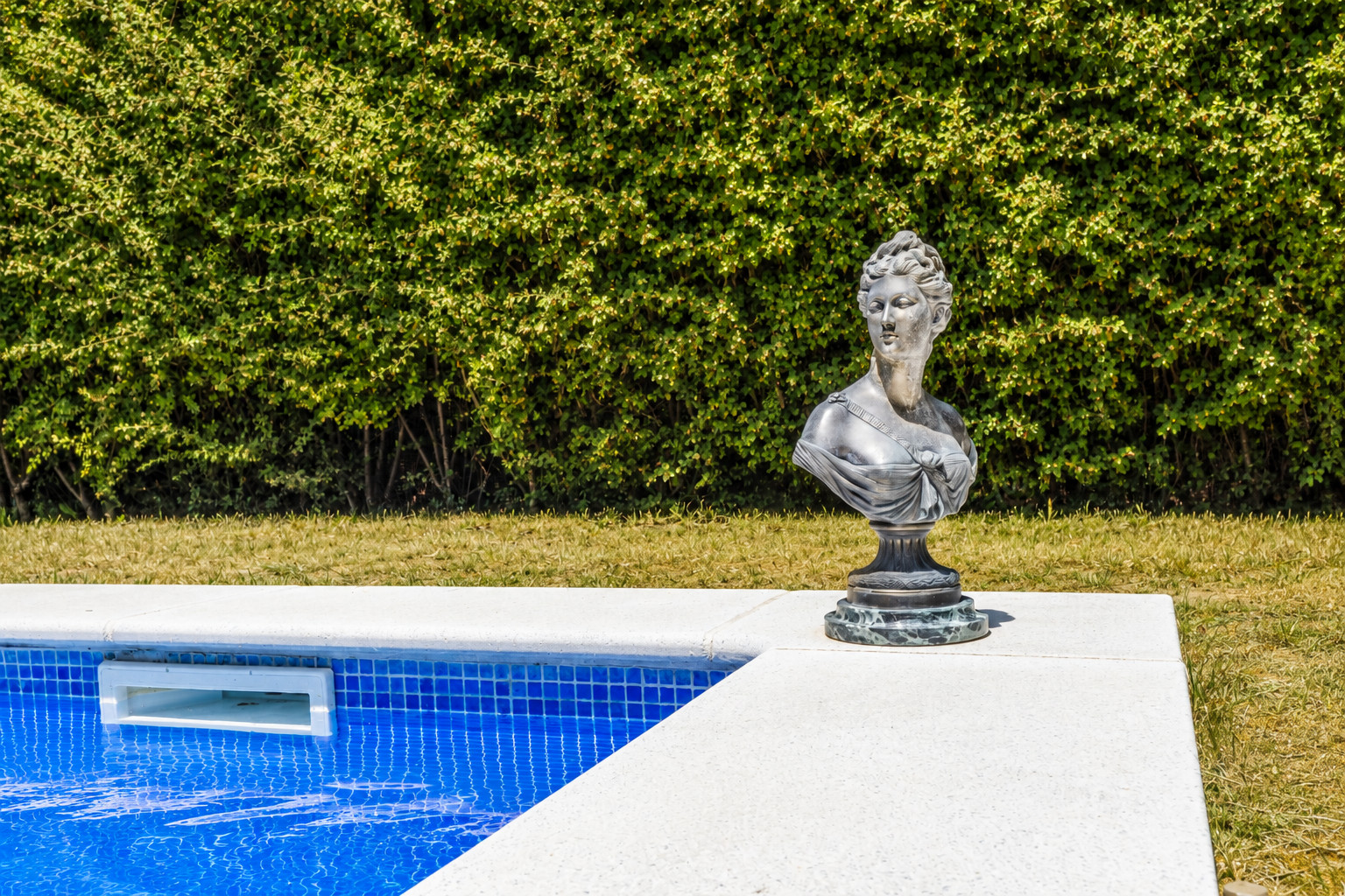 Piscina privada de una suite de Hotel Boutique Pinar en Cuenca