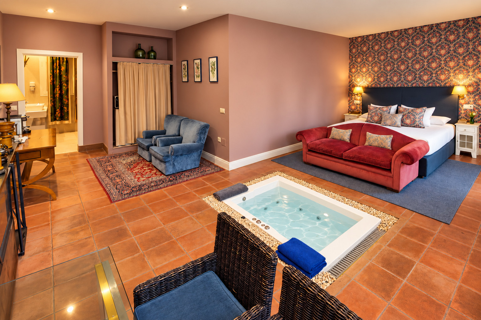 Piscina privada de una suite de Hotel Boutique Pinar en Cuenca