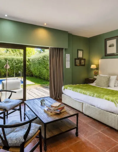 Piscina privada de una suite de Hotel Boutique Pinar en Cuenca